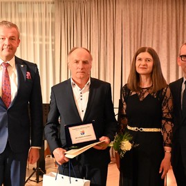 Zväčšiť fotografiu - Ak nie je naša práca pretkaná láskou, tak je zbytočná