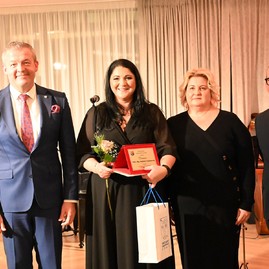 Zväčšiť fotografiu - Ak nie je naša práca pretkaná láskou, tak je zbytočná