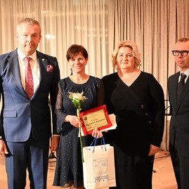 Zväčšiť fotografiu - Ak nie je naša práca pretkaná láskou, tak je zbytočná