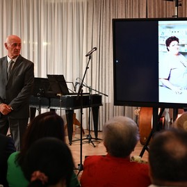 Zväčšiť fotografiu - Ak nie je naša práca pretkaná láskou, tak je zbytočná