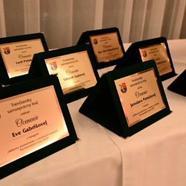 Zväčšiť fotografiu - Ak nie je naša práca pretkaná láskou, tak je zbytočná