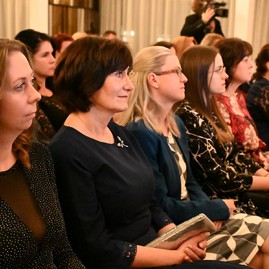 Zväčšiť fotografiu - Ak nie je naša práca pretkaná láskou, tak je zbytočná