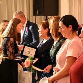 Zväčšiť fotografiu - Ak nie je naša práca pretkaná láskou, tak je zbytočná