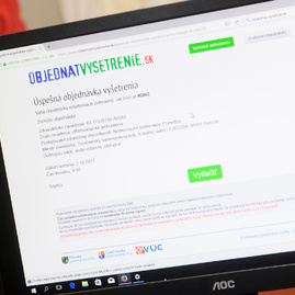 Ambulancie lekárov, ku ktorým sa môžete objednať elektronicky, sú označené špeciálnou nálepkou - 20171002_TN_TSK_DOD_086r