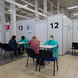 Zväčšiť fotografiu - Blíži sa posledný očkovací víkend v župných vkoc - TSK_VKOC TN_22_05-3