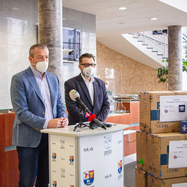 Zväčšiť fotografiu - Darované respirátory poslúžia zaočkovaným - TSK_dar_respirátory_China (8 of 18)