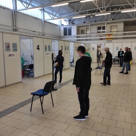 Zväčšiť fotografiu - Jednodávkovú vakcínu budú podávať už aj na trenčianskom výstavisku! - Očkovanie_05-1 (112)