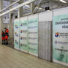 Zväčšiť fotografiu - Jednodávkovú vakcínu budú podávať už aj na trenčianskom výstavisku! - Očkovanie_05-1 (35)