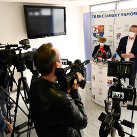 Zväčšiť fotografiu - Laboratórne testovanie na koronavírus funguje oddnes aj v trenčíne - 20200325_TSK_krizovy_012w