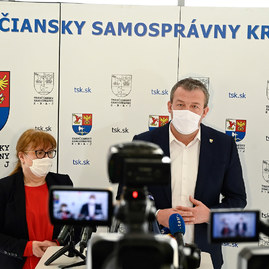 Zväčšiť fotografiu - Laboratórne testovanie na koronavírus funguje oddnes aj v trenčíne - 20200325_TSK_krizovy_013w