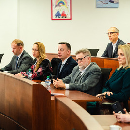 Zväčšiť fotografiu - Minister sa stretol so zdravotníkmi z trenčianskeho kraja - TSK_MZ_okruhly stol (14 of 42)