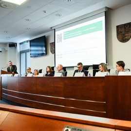 Zväčšiť fotografiu - Minister sa stretol so zdravotníkmi z trenčianskeho kraja - TSK_MZ_okruhly stol (37 of 42)
