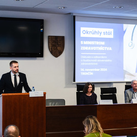 Zväčšiť fotografiu - Minister sa stretol so zdravotníkmi z trenčianskeho kraja - TSK_MZ_okruhly stol (9 of 42)