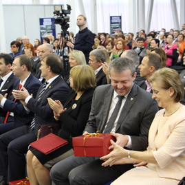 Na 70. narodeniny ju premenovali; stredná zdravotnícka škola v trenčíne dostala k jubileu netradičný darček. - IMG_0631