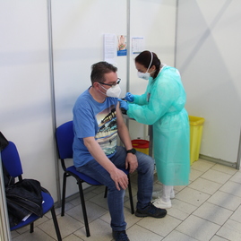 Zväčšiť fotografiu - Na najbližší víkend župa ponúka viac ako 10 tisíc termínov na očkovanie! - Očkovanie_05-1 (28)