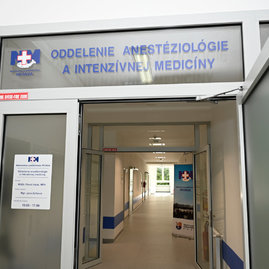 Zväčšiť fotografiu - Najmenšia župná nemocnica má oddelenie s najmodernejším vybavením - 20210902_TSK_zdravotnictvo_086w