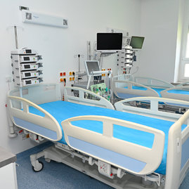 Zväčšiť fotografiu - Najmenšia župná nemocnica má oddelenie s najmodernejším vybavením - 20210902_TSK_zdravotnictvo_089w