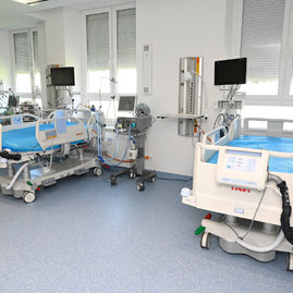 Zväčšiť fotografiu - Najmenšia župná nemocnica má oddelenie s najmodernejším vybavením - 20210902_TSK_zdravotnictvo_092w