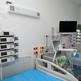 Zväčšiť fotografiu - Najmenšia župná nemocnica má oddelenie s najmodernejším vybavením - 20210902_TSK_zdravotnictvo_095w