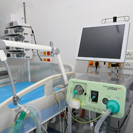 Zväčšiť fotografiu - Najmenšia župná nemocnica má oddelenie s najmodernejším vybavením - 20210902_TSK_zdravotnictvo_097w