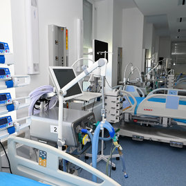 Zväčšiť fotografiu - Najmenšia župná nemocnica má oddelenie s najmodernejším vybavením - 20210902_TSK_zdravotnictvo_099w