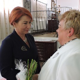 Ocenenie biele srdce získalo až päť sestier z nsp prievidza, námestníčku pre ošetrovateľstvo ocenili na národnej úrovni - 3. Vľavo Iveta Pastieriková, námestníčka pre ošetrovateľstvo NsP Prievidza, vpravo Darina Súderová, prezidentka Regionálnej komory SKSaPA Prievidza