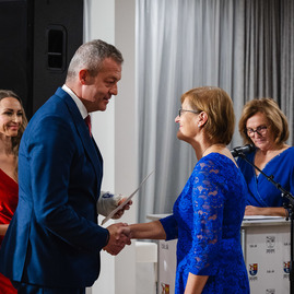 Zväčšiť fotografiu - Ocenenie pre tých, ktorí svojou prácou budujú lepšiu spoločnosť - TSK_oceňovanie_zdravotníci_sociálnici_mini (71 of 116)