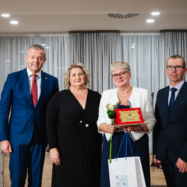 Zväčšiť fotografiu - Ocenenie pre tých, ktorí svojou prácou budujú lepšiu spoločnosť - TSK_oceňovanie_zdravotníci_sociálnici_mini (80 of 116)