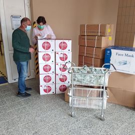 Zväčšiť fotografiu - Ochranné prostriedky od štátu pre záchrannú zdravotnú službu si už prevzala aj považskobystrická nemocnica - 91562146_2626670694214407_3947150622347755520_o