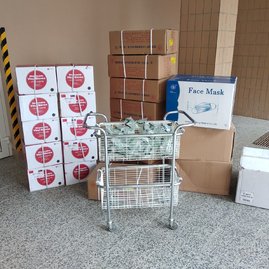 Zväčšiť fotografiu - Ochranné prostriedky od štátu pre záchrannú zdravotnú službu si už prevzala aj považskobystrická nemocnica - 91702450_2626671144214362_1426684128803160064_o