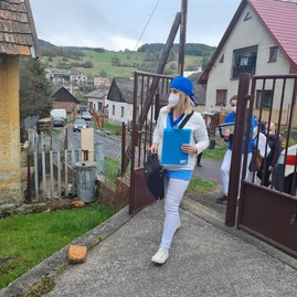 Zväčšiť fotografiu - Očkovanie imobilných ľudí zabezpečujú mobilné očkovacie jednotky - 20210430_093134