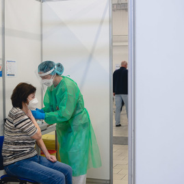 Zväčšiť fotografiu - Personál dvoch vkoc za uplynulý víkend zaočkoval 7 274 ľudí! - TSK_KVOC_TN