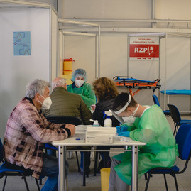 Zväčšiť fotografiu - Cez víkend župa pfizerom zaočkovala 6437 osôb - Tsk kvoc tn 27.3.-67
