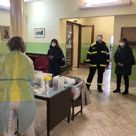 Zväčšiť fotografiu - Podporiť očkovanie prišli lekári, športovci, seniori, župan aj štátny tajomník - 07
