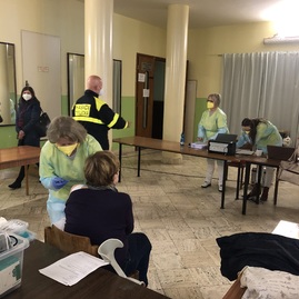 Zväčšiť fotografiu - Podporiť očkovanie prišli lekári, športovci, seniori, župan aj štátny tajomník - 08