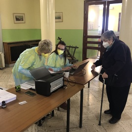 Zväčšiť fotografiu - Podporiť očkovanie prišli lekári, športovci, seniori, župan aj štátny tajomník - 10