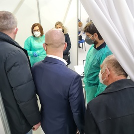 Zväčšiť fotografiu - Podporiť očkovanie prišli lekári, športovci, seniori, župan aj štátny tajomník - 20211211_131050