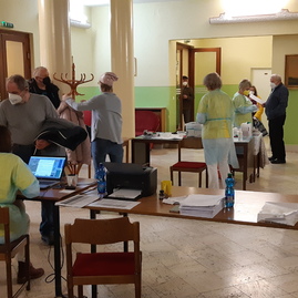 Zväčšiť fotografiu - Podporiť očkovanie prišli lekári, športovci, seniori, župan aj štátny tajomník - 20211211_142708