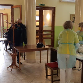 Zväčšiť fotografiu - Podporiť očkovanie prišli lekári, športovci, seniori, župan aj štátny tajomník - 20211211_142835