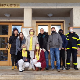Zväčšiť fotografiu - Podporiť očkovanie prišli lekári, športovci, seniori, župan aj štátny tajomník - 20211211_144822