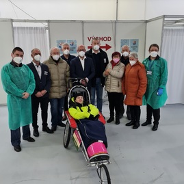 Zväčšiť fotografiu - Podporiť očkovanie prišli lekári, športovci, seniori, župan aj štátny tajomník - 20211211_134708