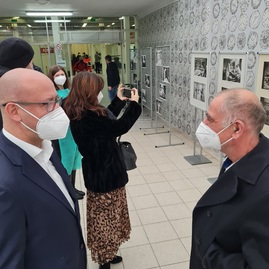 Zväčšiť fotografiu - Podporiť očkovanie prišli lekári, športovci, seniori, župan aj štátny tajomník - 20211211_135154