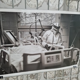 Zväčšiť fotografiu - Podporiť očkovanie prišli lekári, športovci, seniori, župan aj štátny tajomník - 20211211_144506