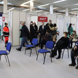 Zväčšiť fotografiu - Podporiť očkovanie prišli lekári, športovci, seniori, župan aj štátny tajomník - IMG_4470
