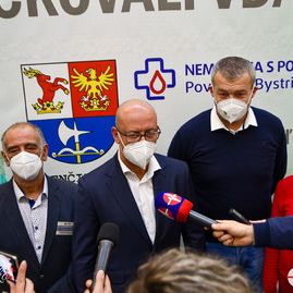 Zväčšiť fotografiu - Podporiť očkovanie prišli lekári, športovci, seniori, župan aj štátny tajomník - vkoc tn1