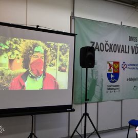 Zväčšiť fotografiu - Podporiť očkovanie prišli lekári, športovci, seniori, župan aj štátny tajomník - vkoc tn6