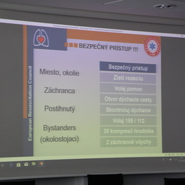 Poskytnúť prvú pomoc s použitím externého defibrilátora už vedia aj zamestnanci trenčianskej župy - IMG_7262