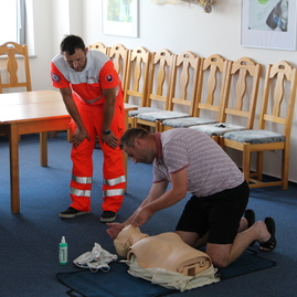 Poskytnúť prvú pomoc s použitím externého defibrilátora už vedia aj zamestnanci trenčianskej župy - IMG_7312