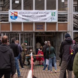Zväčšiť fotografiu - Pre nedostatok vakcín župa nemôže naplno využívať svoje očkovacie centrá - TSK_VKOC_PD_otvorenie__18_