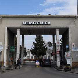 Zväčšiť fotografiu - Pred 60 rokmi otvorili v bojniciach nemocnicu - nsp pd vchod